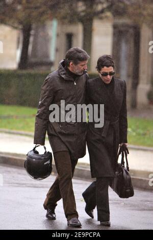 Antoine de Caunes e Daphne Roulier partecipano ai funerali del regista francese Francis Girod al cimitero di Montparnasse a Parigi, Francia, il 24 novembre 2006. Foto di Mousse/ABACAPRESS.COM Foto Stock