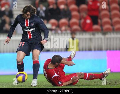 Christian Rodriguez del PSG e Shay Abutbul di Tel Aviv durante la partita di calcio della Coppa UEFA Parigi Saint-Germain vs Hapoel Tel Aviv al Parc des Princes di Parigi, Francia, il 23 novembre 2006. Hapoel Tel Aviv ha vinto 4-2. Foto di Taamallah-Gouhier/Cameleon/ABACAPRESS.COM Foto Stock