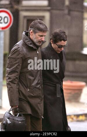 Antoine de Caunes e Daphne Roulier partecipano ai funerali del regista francese Francis Girod al cimitero di Montparnasse a Parigi, Francia, il 24 novembre 2006. Foto di Mousse/ABACAPRESS.COM Foto Stock