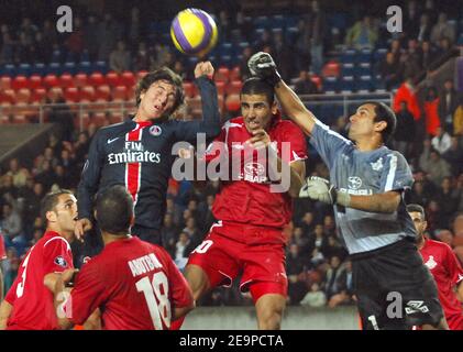 Cristian Rodriguez del PSG, Valeeo Badeer di Hapoel e Shavit Elimelech durante la partita di calcio della Coppa UEFA Parigi Saint-Germain vs Hapoel Tel Aviv al Parc des Princes di Parigi, Francia, il 23 novembre 2006. Hapoel Tel Aviv ha vinto 4-2. Foto di Taamallah-Gouhier/Cameleon/ABACAPRESS.COM Foto Stock