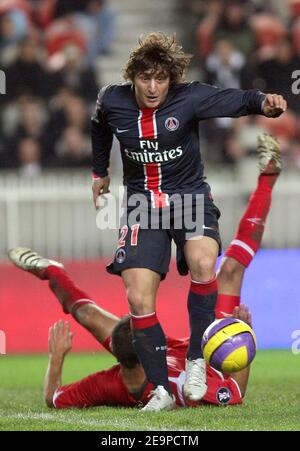 Christian Rodriguez del PSG e Shay Abutbul di Tel Aviv durante la partita di calcio della Coppa UEFA Parigi Saint-Germain vs Hapoel Tel Aviv al Parc des Princes di Parigi, Francia, il 23 novembre 2006. Hapoel Tel Aviv ha vinto 4-2. Foto di Taamallah-Gouhier/Cameleon/ABACAPRESS.COM Foto Stock