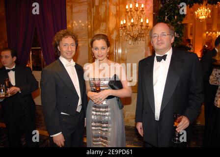 ESCLUSIVO. NESSUN TABLOID. Maestro della cerimonia Stephane Bern con l'attrice inglese Kristin Scott Thomas e il suo ex marito Francois Olivennes durante la sedicesima edizione annuale della "Paris Crillon Ball" (le Bal Des Debutantes) il 25 novembre 2006, tenutasi all'Hotel de Crillon di Parigi, Francia. Questo evento è il debugs di alta società per 23 ragazze ben sopportate. Foto di Guibbaud-Nebinger-Orban/ABACAPRESS.COM credito obbligatorio : adler Jeweler, make-up di MAC, hairstyle di Alexandre de Paris, Hotel de Crillon Foto Stock