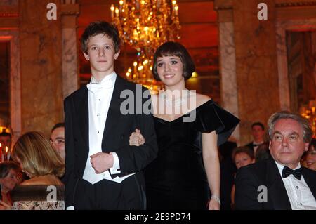 ESCLUSIVO. NESSUN TABLOID. Hannah Olivennes dalla Francia (con un abito Chanel) e la sua scorta Pierre Martin-Saint-Etienne durante il 16° ballo annuale dei Crillon di Parigi (le Bal Des Debutantes) il 25 novembre 2006, tenuto all'Hotel de Crillon di Parigi, Francia. Questo evento è il debugs di alta società per 23 ragazze ben sopportate. Foto di Guibbaud-Nebinger-Orban/ABACAPRESS.COM credito obbligatorio : adler Jeweler, make-up di MAC, hairstyle di Alexandre de Paris, Hotel de Crillon Foto Stock