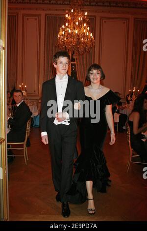 ESCLUSIVO. NESSUN TABLOID. Hannah Olivennes dalla Francia (con un abito Chanel) e la sua scorta Pierre Martin-Saint-Etienne durante il 16° ballo annuale dei Crillon di Parigi (le Bal Des Debutantes) il 25 novembre 2006, tenuto all'Hotel de Crillon di Parigi, Francia. Questo evento è il debugs di alta società per 23 ragazze ben sopportate. Foto di Guibbaud-Nebinger-Orban/ABACAPRESS.COM credito obbligatorio : adler Jeweler, make-up di MAC, hairstyle di Alexandre de Paris, Hotel de Crillon Foto Stock