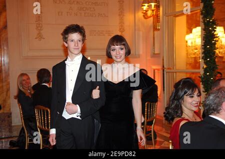 ESCLUSIVO. NESSUN TABLOID. Hannah Olivennes dalla Francia (con un abito Chanel) e la sua scorta Pierre Martin-Saint-Etienne durante il 16° ballo annuale dei Crillon di Parigi (le Bal Des Debutantes) il 25 novembre 2006, tenuto all'Hotel de Crillon di Parigi, Francia. Questo evento è il debugs di alta società per 23 ragazze ben sopportate. Foto di Guibbaud-Nebinger-Orban/ABACAPRESS.COM credito obbligatorio : adler Jeweler, make-up di MAC, hairstyle di Alexandre de Paris, Hotel de Crillon Foto Stock