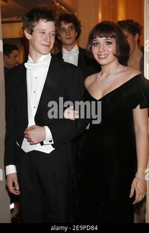 ESCLUSIVO. NESSUN TABLOID. Hannah Olivennes dalla Francia (con un abito Chanel) e la sua scorta Pierre Martin-Saint-Etienne durante il 16° ballo annuale dei Crillon di Parigi (le Bal Des Debutantes) il 25 novembre 2006, tenuto all'Hotel de Crillon di Parigi, Francia. Questo evento è il debugs di alta società per 23 ragazze ben sopportate. Foto di Guibbaud-Nebinger-Orban/ABACAPRESS.COM credito obbligatorio : adler Jeweler, make-up di MAC, hairstyle di Alexandre de Paris, Hotel de Crillon Foto Stock