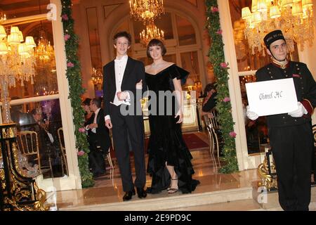 ESCLUSIVO. NESSUN TABLOID. Hannah Olivennes dalla Francia (con un abito Chanel) e la sua scorta Pierre Martin-Saint-Etienne durante il 16° ballo annuale dei Crillon di Parigi (le Bal Des Debutantes) il 25 novembre 2006, tenuto all'Hotel de Crillon di Parigi, Francia. Questo evento è il debugs di alta società per 23 ragazze ben sopportate. Foto di Guibbaud-Nebinger-Orban/ABACAPRESS.COM credito obbligatorio : adler Jeweler, make-up di MAC, hairstyle di Alexandre de Paris, Hotel de Crillon Foto Stock