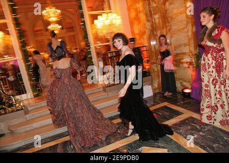 ESCLUSIVO. NESSUN TABLOID. Hannah Olivennes dalla Francia (vestendo un abito Chanel) e nuovi debs durante il 16 ° annuale Paris Crillon Ball (le Bal Des Debutantes) il 25 novembre 2006, tenuto presso l'Hotel de Crillon a Parigi, Francia. Questo evento è il debugs di alta società per 23 ragazze ben sopportate. Foto di Guibbaud-Nebinger-Orban/ABACAPRESS.COM credito obbligatorio : adler Jeweler, make-up di MAC, hairstyle di Alexandre de Paris, Hotel de Crillon Foto Stock