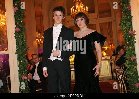 ESCLUSIVO. NESSUN TABLOID. Hannah Olivennes dalla Francia (con un abito Chanel) e la sua scorta Pierre Martin-Saint-Etienne durante il 16° ballo annuale dei Crillon di Parigi (le Bal Des Debutantes) il 25 novembre 2006, tenuto all'Hotel de Crillon di Parigi, Francia. Questo evento è il debugs di alta società per 23 ragazze ben sopportate. Foto di Guibbaud-Nebinger-Orban/ABACAPRESS.COM credito obbligatorio : adler Jeweler, make-up di MAC, hairstyle di Alexandre de Paris, Hotel de Crillon Foto Stock