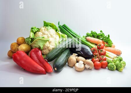 Verdure fresche sane di varietà diverse su sfondo grigio chiaro, dieta alimentare concetto per il fitness e perdere peso, copia spazio, selezionato fuoco Foto Stock