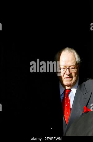 Il leader di estrema destra Jean-Marie le Pen, presidente del Front National Party, visita i vigneti di Bordeaux il 29 novembre 2006 nell'ambito della sua "marcia verde" (la Marche Verte) e incontra gli agricoltori e i viticoltori per parlare di problemi agricoli. Foto di Patrick Bernard/ABACAPRESS.COM Foto Stock