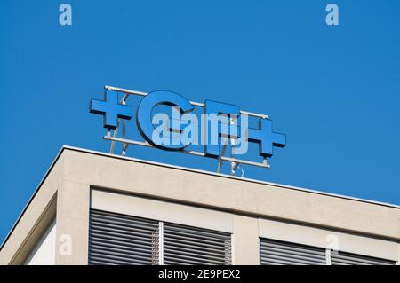 Locarno, Ticino, Svizzera - 16 gennaio 2021 : insegna Georg Fischer (abbreviata GF o +GF+) appesa alla sede dell'edificio in Svizzera Foto Stock