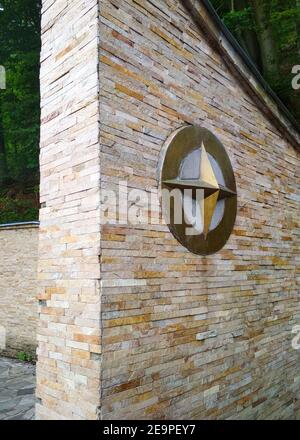 Monumento del centro d'Europa con una bussola. Negli altopiani della Transcarpazia Ucraina Foto Stock