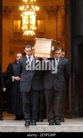 Funerali dell'attrice francese Claude Jade, tenuti al tempio '0ratoire du Louvre' a Parigi, Francia, il 05 dicembre 2006. Claude Jade ha suonato in un film di Alfred Hitchcock, 'Topaz' e ha ricevuto il 'New Wave Award' a West Palm Beach (FL). Morì il venerdì, all'età di 58 anni, dopo una lunga battaglia contro il cancro. Foto Christophe Guibbaud/ABACAPRESS.COM Foto Stock