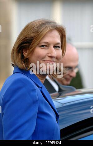 Il Ministro degli Affari Esteri israeliano Tzipi Livni lascia il Palazzo Elysee dopo un incontro con il Presidente francese Jacques Chirac a Parigi, in Francia, il 6 dicembre 2006. Foto di Ammar Abd Rabbo/ABACAPRESS.COM Foto Stock