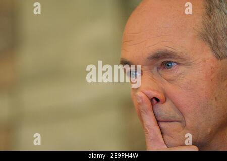 Il direttore generale francese dell'OMC Pascal Lamy parla durante una conferenza stampa tenutasi il 06 dicembre 2006 presso il "Cercle de l'Union Inter alliee" di Parigi. La conferenza stampa è stata curata dall'European American About Club "come lasciare il ciclo Doha dell'attuale vicolo cieco". Foto di Christophe Guibbaud/ABACAPRESS.COM Foto Stock