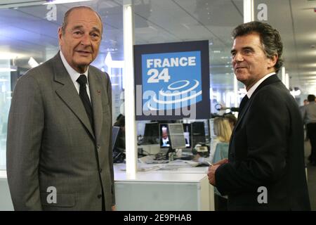 Il presidente francese Jacques Chirac e la Francia 24 il presidente Alain de Pouzilhac durante una visita presso la sede del nuovo canale televisivo francese di notizie internazionali a Issy-Les-Moulineaux, fuori Parigi, in quanto inaugura ufficialmente le sue attività il 6 dicembre 2006. Foto piscina di Romuald Meigneux/ABACAPRESS.COM Foto Stock