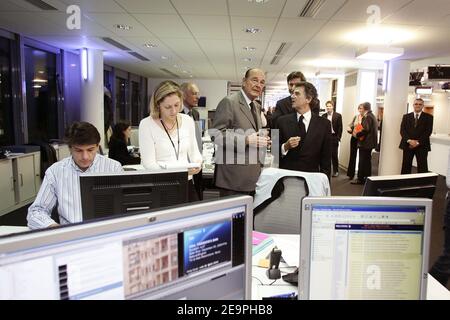 Il presidente francese Jacques Chirac e la Francia 24 il presidente Alain de Pouzilhac durante una visita presso la sede del nuovo canale televisivo francese di notizie internazionali a Issy-Les-Moulineaux, fuori Parigi, in quanto inaugura ufficialmente le sue attività il 6 dicembre 2006. Foto piscina di Romuald Meigneux/ABACAPRESS.COM Foto Stock