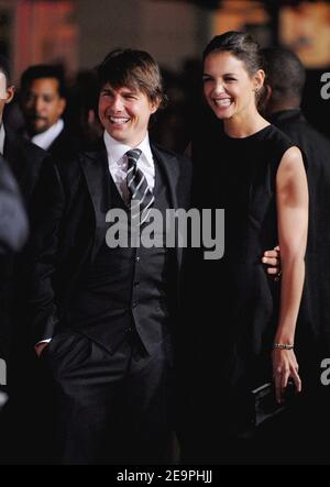 Tom Cruise e Katie Holmes partecipano alla prima di Columbia Pictures 'The Pursuit of Happyness' a Westwood. Los Angeles, 7 dicembre 2006. Foto di Lionel Hahn/ABACAPRESS.COM Foto Stock