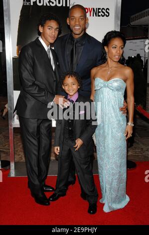 Will Smith, Jada Pinkett Smith, Jaden Smith e Trey Smith partecipano alla prima di Columbia Pictures 'The Pursuit of Happyness' a Westwood. Los Angeles, 7 dicembre 2006. Foto di Lionel Hahn/ABACAPRESS.COM Foto Stock