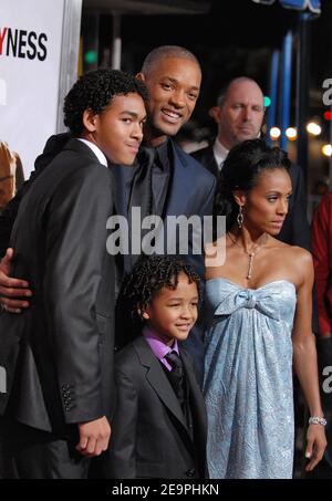 Will Smith, Jada Pinkett Smith, Jaden Smith e Trey Smith partecipano alla prima di Columbia Pictures 'The Pursuit of Happyness' a Westwood. Los Angeles, 7 dicembre 2006. Foto di Lionel Hahn/ABACAPRESS.COM Foto Stock