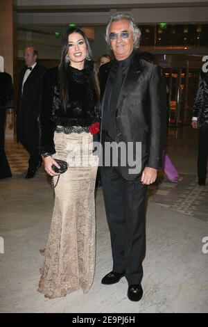 Flavio Briatore e la sua fidanzata Elisabetta Gregoracci arrivano al Gala FIA 2006 tenutosi a Monaco l'8 dicembre 2006. Foto di Frederic Nebinger/Cameleon/ABACAPRESS.COM Foto Stock