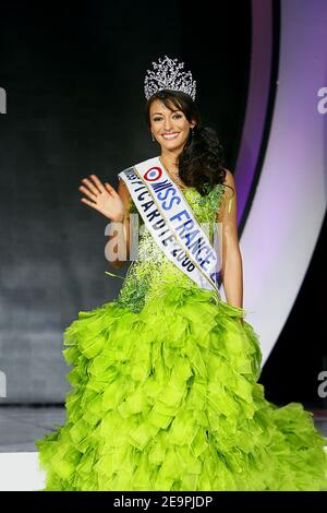 La sig.ra Picardie, Rachel Legrain-Trapani, ha incoronato Miss France 2007, durante le elezioni 2007 della Miss Francia svoltesi il 9 dicembre 2006 al Futuroscope di Poitiers. Miss Picardie, Rachel Legrain-Trapani, è Miss Francia 2007. Foto di Patrick Bernard/ABACAPRESS.COM Foto Stock