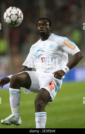 Modeste M'bami di Marsiglia durante la prima partita di calcio francese Olympique de Marseille contro Monaco allo stadio Velodrome di Marsiglia, Francia, il 9 dicembre 2006. OM ha vinto 2-1. Foto di Mehdi Taamallah/Cameleon/ABACAPRESS.COM Foto Stock