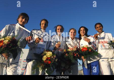 La squadra francese (L-R) Fatiha Klilech-Fauvel, Samira Chellah, Christine Bardelle, Julie Coulaud, Christelle Daunay e Maria Martins celebrano la medaglia di bronzo alle donne senior del team durante i campionati europei di fondo, a San Giorgio su Legnano, il 10 dicembre 2006. Foto di Stephane Kempinaire/Cameleon/ABACAPRESS.COM Foto Stock