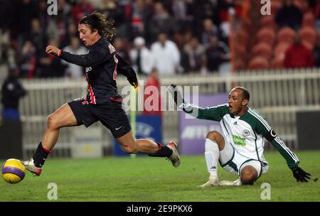 Cristian Rodriguez della PSG e Nasief Morris di Panathinako in azione durante la partita di calcio della Coppa UEFA Parigi Saint-Germain contro Panathinaikos al Parc des Princes di Parigi, Francia, il 13 dicembre 2006. PSG ha vinto 4-0. Foto di Mehdi Taamallah/Cameleon/ABACAPRESS.COM Foto Stock