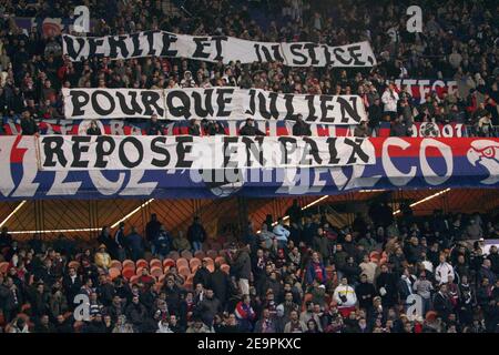 I tifosi della PSG si triplicano durante la partita di calcio della Coppa UEFA Parigi Saint-Germain vs Panathinaikos al Parc des Princes di Parigi, Francia, il 13 dicembre 2006. PSG ha vinto 4-0. Foto di Mehdi Taamallah/Cameleon/ABACAPRESS.COM Foto Stock