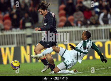 Cristian Rodriguez del PSG e Nasief Morris di Panathinako combattono per la palla durante la partita di calcio della Coppa UEFA Parigi Saint-Germain contro Panathinaikos al Parc des Princes di Parigi, Francia, il 13 dicembre 2006. PSG ha vinto 4-0. Foto di Mehdi Taamallah/Cameleon/ABACAPRESS.COM Foto Stock