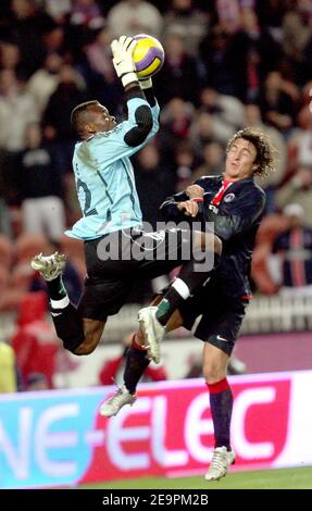 Cristian Rodriguez della PSG e il portiere di Panathinako Pierre Ebede durante la partita di calcio della Coppa UEFA Parigi Saint-Germain contro Panathinaikos al Parc des Princes di Parigi, Francia, il 13 dicembre 2006. PSG ha vinto 4-0. Foto di Mehdi Taamallah/Cameleon/ABACAPRESS.COM Foto Stock