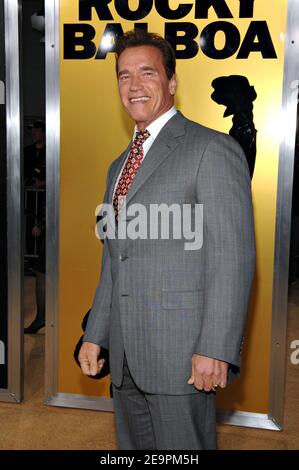 Arnold Schwarzenegger partecipa alla prima mondiale di 'Rocky Balboa' al Chinese Theatre di Los Angeles, CA, USA il 13 dicembre 2006. Foto di Lionel Hahn/ABACAPRESS.COM Foto Stock