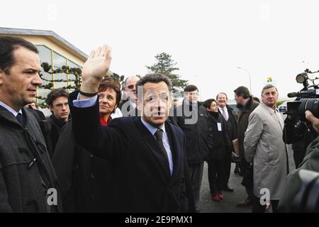 Il ministro francese dell'interno e la speranza presidenziale Nicolas Sarkozy visitano la scuola superiore agricola di Rethel, a nord della Francia, il 18 dicembre 2006. Foto di Thierry Orban/ABACAPRESS.COM Foto Stock