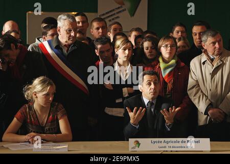 Il ministro francese dell'interno e la speranza presidenziale Nicolas Sarkozy visitano la scuola superiore agricola di Rethel, a nord della Francia, il 18 dicembre 2006. Foto di Thierry Orban/ABACAPRESS.COM Foto Stock