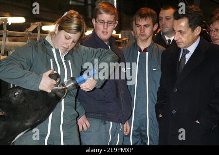 Il ministro francese dell'interno e la speranza presidenziale Nicolas Sarkozy visitano la scuola superiore agricola di Rethel, a nord della Francia, il 18 dicembre 2006. Foto di Thierry Orban/ABACAPRESS.COM Foto Stock