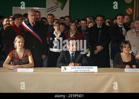 Il ministro francese dell'interno e la speranza presidenziale Nicolas Sarkozy visitano la scuola superiore agricola di Rethel, a nord della Francia, il 18 dicembre 2006. Foto di Thierry Orban/ABACAPRESS.COM Foto Stock