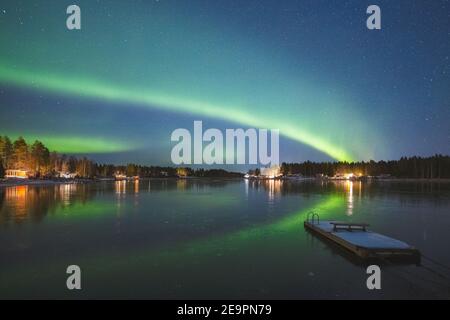 l'aurora boreale sul lago ghiacciato Foto Stock