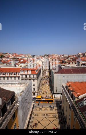 Vista aerea da persone che camminano in una strada Foto Stock