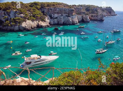 Barche a Cala Mitjana sull'isola di Minorca Foto Stock