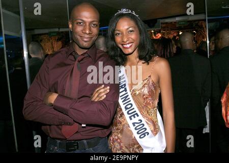 Il giornalista televisivo francese Harry Roselmack e la signorina Martinique 2006 partecipano alla presentazione della vettura del pilota francese Simon Jean Joseph per gareggiare sul rallye 'Dakar 2007' presso il club 'l'Etoile' di Parigi, Francia, il 17 dicembre 2006. Foto di Benoit Pinguet/Cameleon/ABACAPRESS.COM Foto Stock