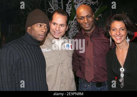 Il calciatore francese Sylvain Wiltord (L) e il giornalista televisivo francese Harry Roselmack (r) partecipano alla presentazione dell'auto del pilota francese Simon Jean Joseph (C) per gareggiare sul rallye 'Dakar 2007' del club 'l'Etoile' di Parigi, Francia, il 17 dicembre 2006. Foto di Benoit Pinguet/Cameleon/ABACAPRESS.COM Foto Stock