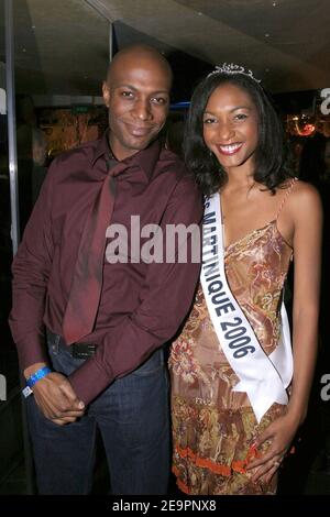 Il giornalista televisivo francese Harry Roselmack e la signorina Martinique 2006 partecipano alla presentazione della vettura del pilota francese Simon Jean Joseph per gareggiare sul rallye 'Dakar 2007' presso il club 'l'Etoile' di Parigi, Francia, il 17 dicembre 2006. Foto di Benoit Pinguet/Cameleon/ABACAPRESS.COM Foto Stock