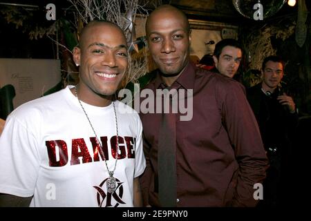 Il cantante francese Lord Kossity e il presentatore televisivo Harry Roselmack partecipano alla presentazione della vettura del pilota francese Simon Jean Joseph per gareggiare sul rallye '2007' al club 'l'Etoile' di Parigi, Francia, il 17 dicembre 2006. Foto di Benoit Pinguet/Cameleon/ABACAPRESS.COM Foto Stock