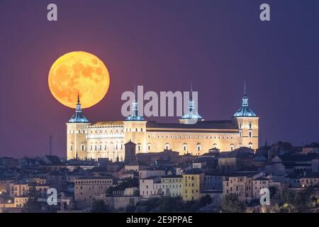 Luna piena sul castello storico, Alcazar della città vecchia di Toledo. Foto Stock