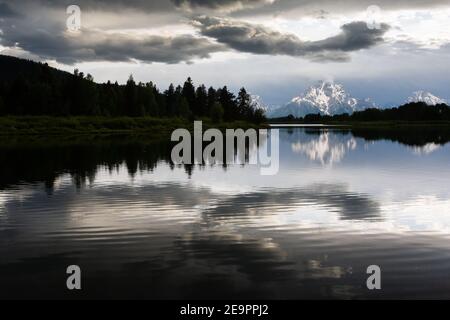 Nuvole tempeste che si inaridano sul Monte Moran e Oxbow Bend, riflettendo nelle acque calme sottostanti. Grand Teton National Park, Wyoming Foto Stock