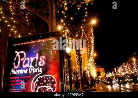 Luci di Natale sul viale Champs-Elysees a Parigi, Francia il 20 dicembre 2006. Foto di Mehdi Taamallah/ABACAPRESS.COM Foto Stock