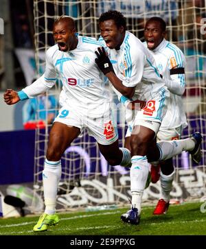 OM's Djibil Cisse, Taiwo e Mamadou Niang durante la prima partita di calcio francese Olympique de Marseille vs COME Saint-Etienne allo stadio Velodrome di Marsiglia, Francia il 22 dicembre 2006. OM ha vinto 2-1. Foto di Mehdi Taamallah/Cameleon/ABACAPRESS.COM Foto Stock