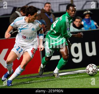 OM's Samir Nasri e Saint Etienne's Pascal FEINDOUNO durante la prima partita di calcio francese Olympique de Marseille vs COME Saint-Etienne allo stadio Velodrome di Marsiglia, Francia il 22 dicembre 2006. OM ha vinto 2-1. Foto di Mehdi Taamallah/Cameleon/ABACAPRESS.COM Foto Stock